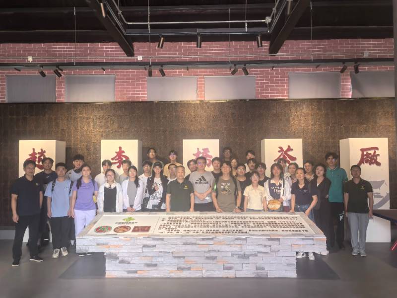 產(chǎn)學(xué)研聯(lián)動！高校團(tuán)隊走進(jìn)趙李橋茶廠探尋茶韻